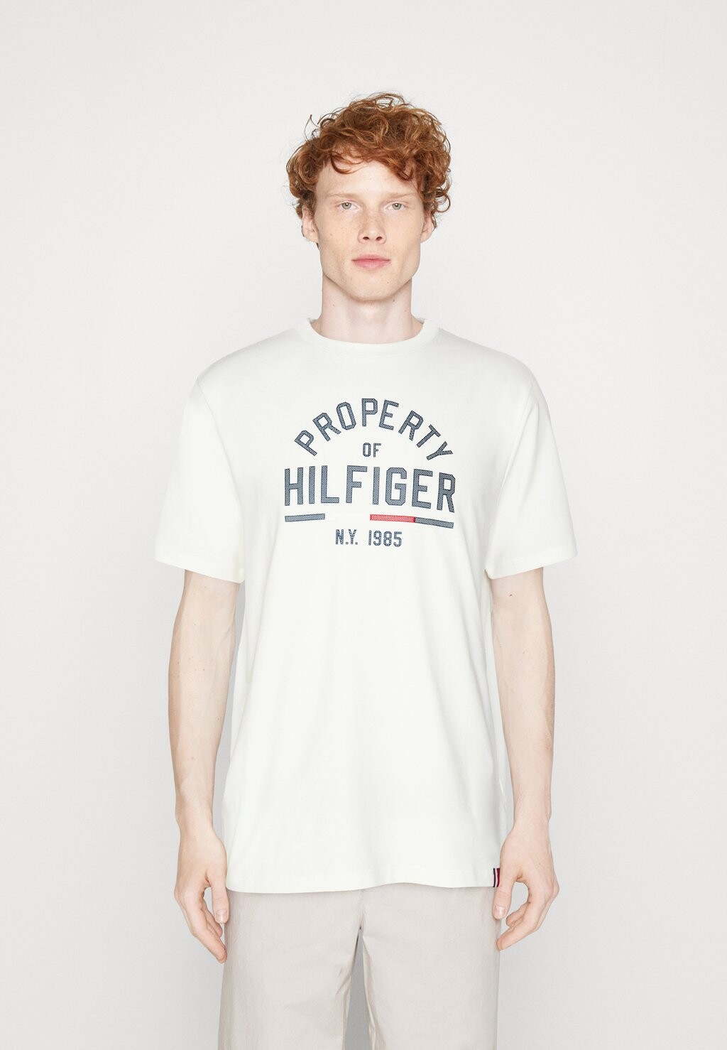 

Футболка с принтом ФУТБОЛКА С ГРАФИКОЙ Tommy Hilfiger, старинный белый