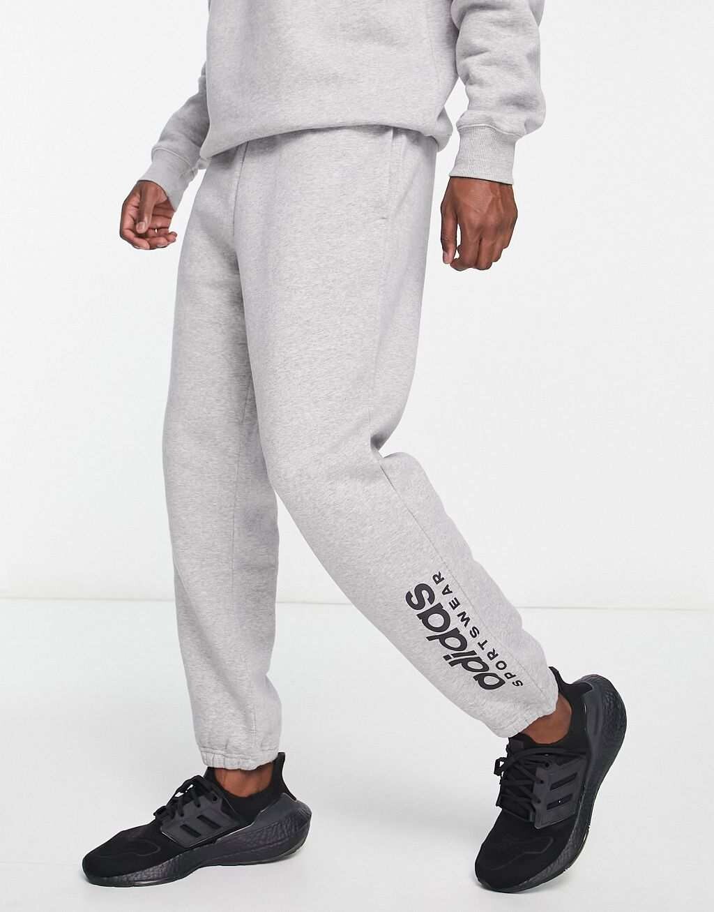 

Серые джоггеры с линейным логотипом adidas Sportswear