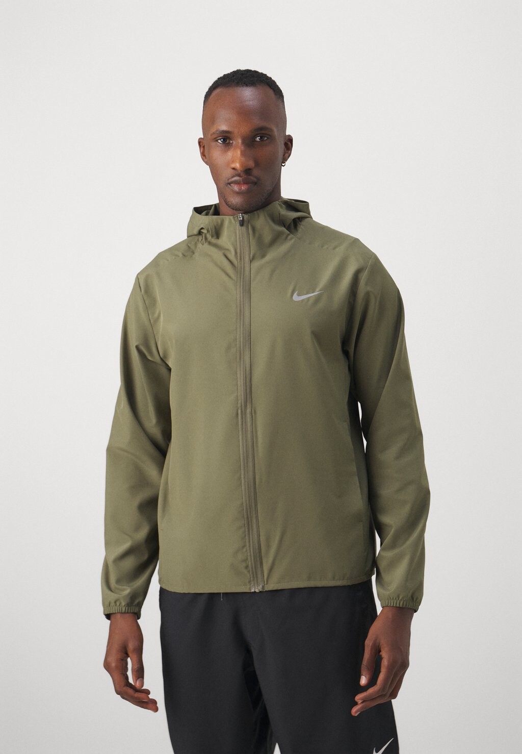 

Спортивная куртка Form Nike, цвет medium olive/reflective silver