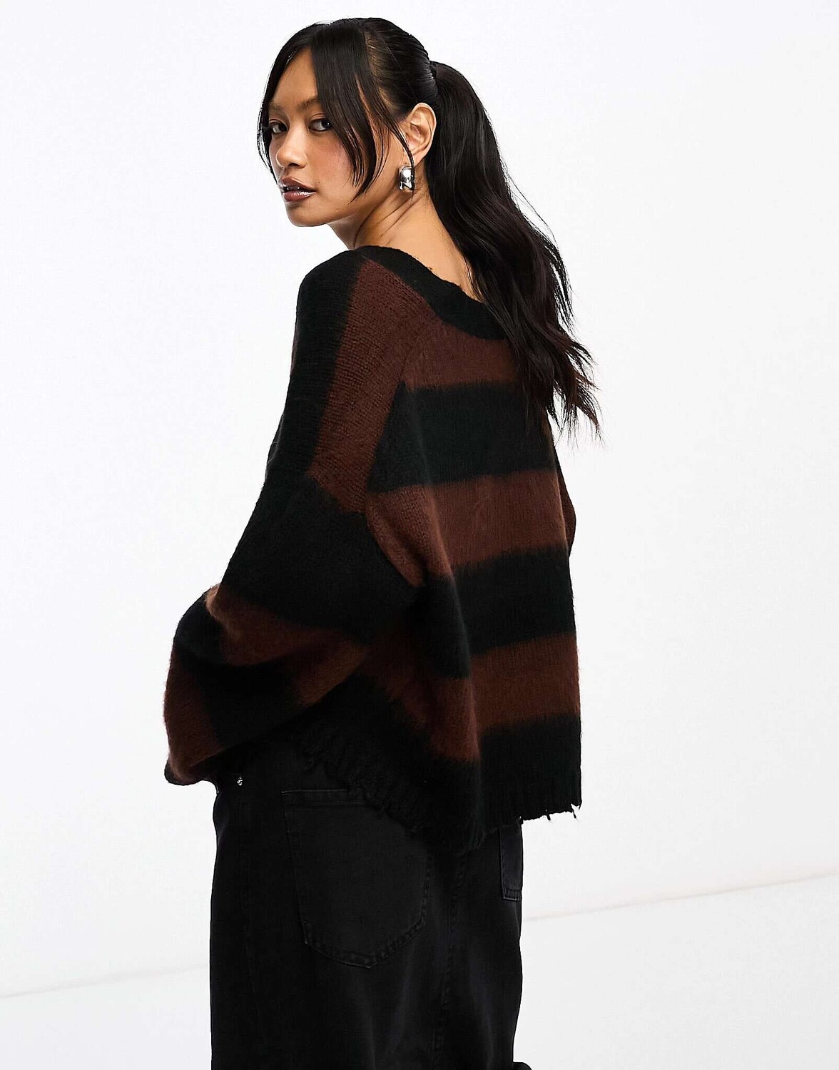 

Вязаный джемпер AllSaints Lou с v-образным вырезом в черно-коричневую полоску, Черный