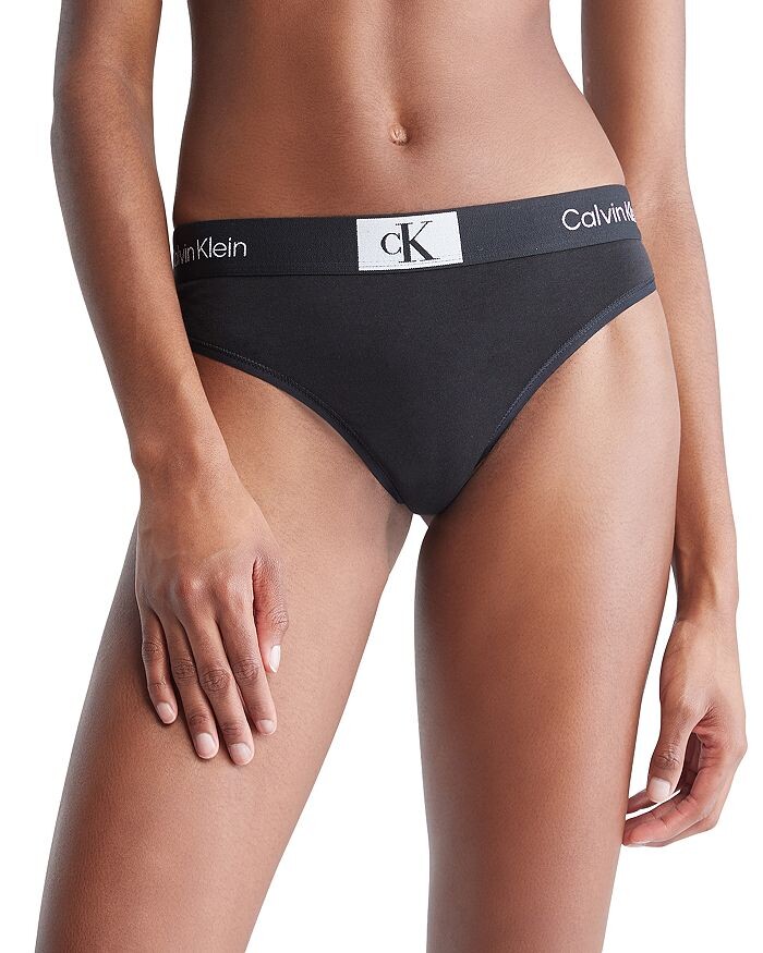 

1996 Современные стринги Calvin Klein, черный