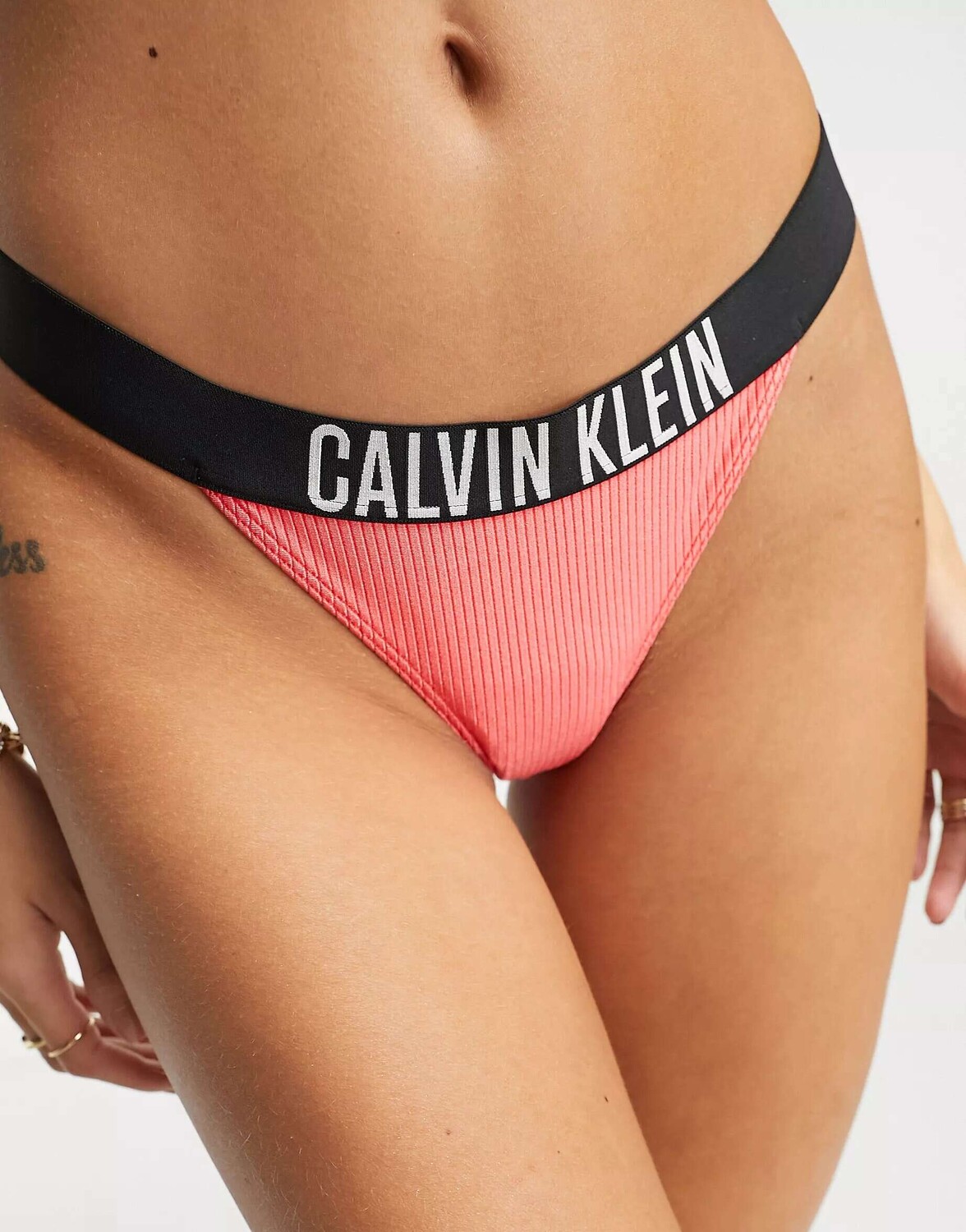 

Красные плавки бикини с высоким вырезом и логотипом в рубчик Calvin Klein
