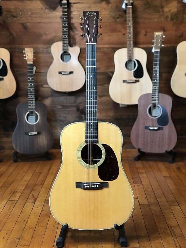 Акустическая гитара Martin Standard Series Natural Acoustic Guitar w/ Case D-28 акустическая гитара martin 000 18 standard series acoustic guitar natural w hard case