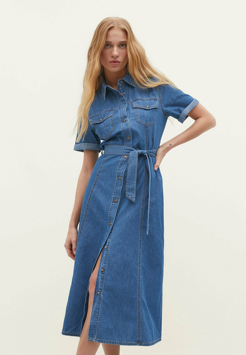 

Джинсовое платье Stradivarius, синий