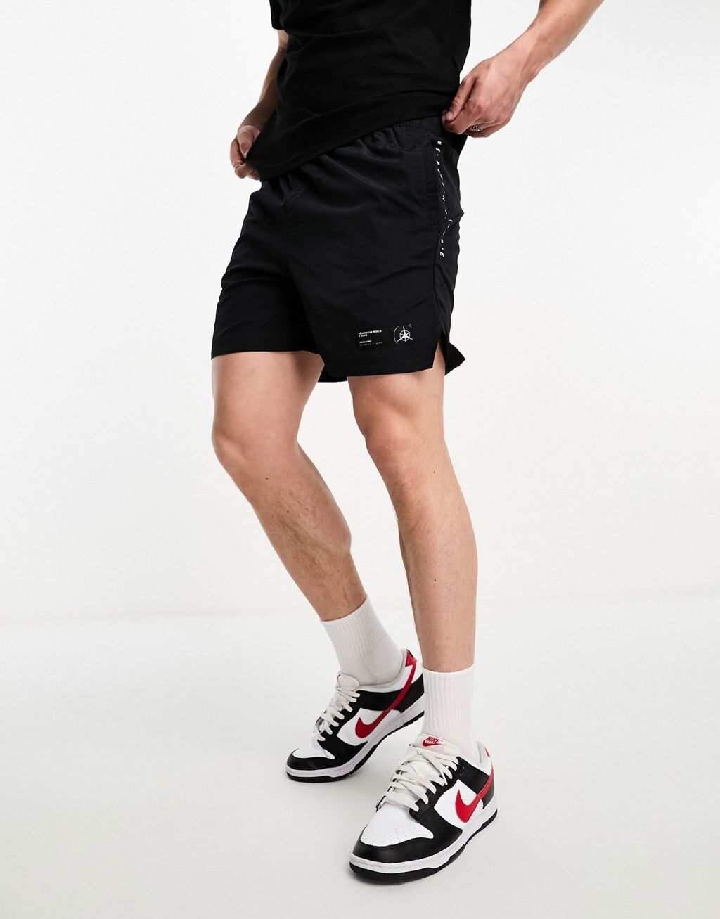 

Черные шорты в техническом стиле Jack & Jones Core с навигационным принтом