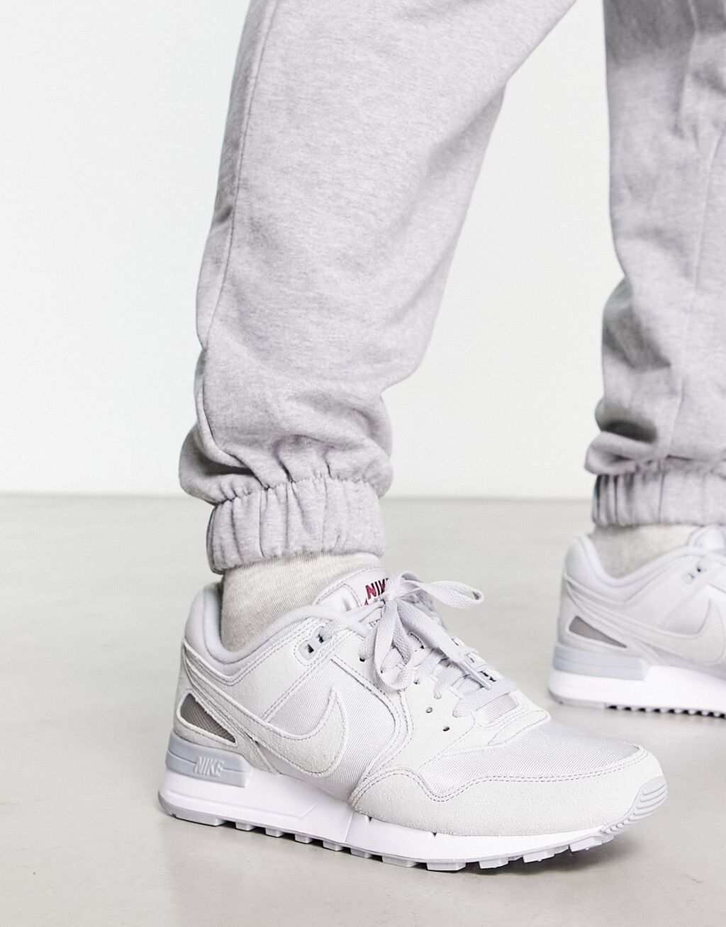 

Серые кроссовки Nike Air Pegasus '89