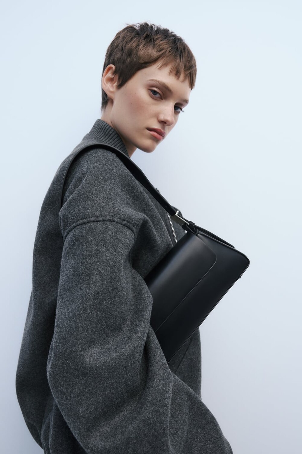 

Минималистичная сумка через плечо с клапаном ZARA, черный