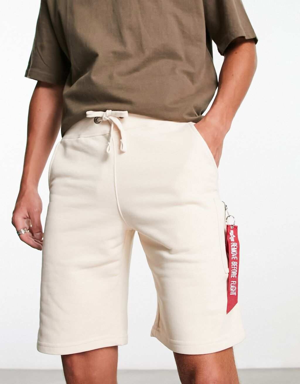 

Кремовые шорты карго Alpha Industries X-Fit