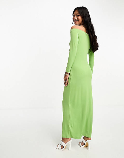 Гламурное зеленое трикотажное платье миди с открытыми плечами