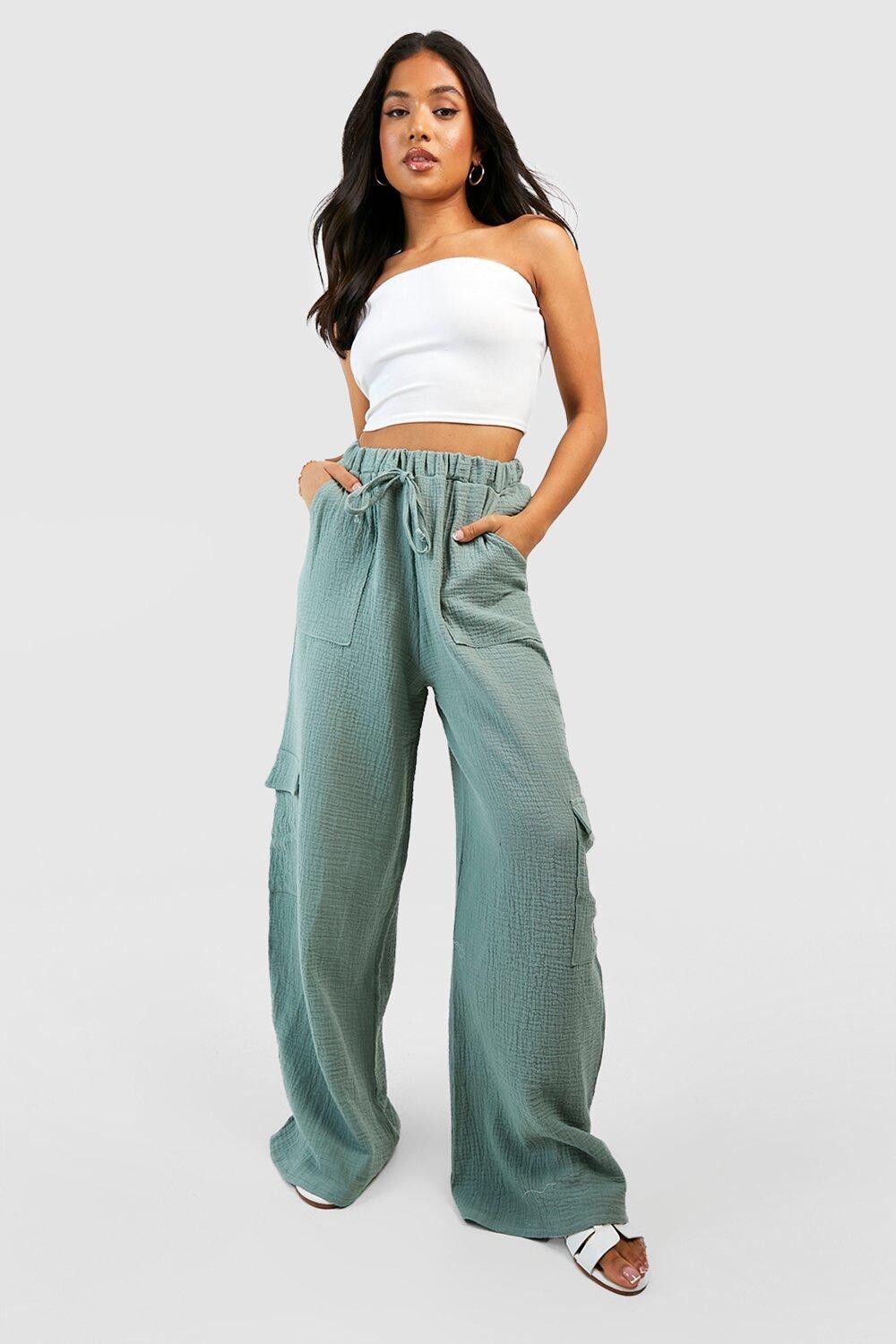 

Брюки-карго из хлопкового мятого коротка petite Boohoo, хаки