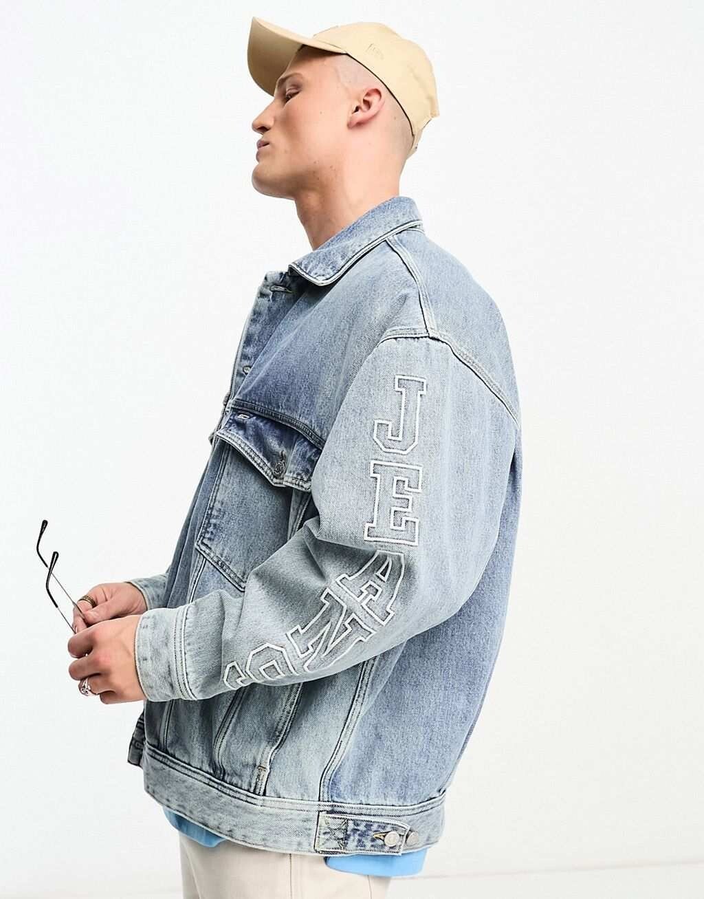 

Джинсовая куртка оверсайз Tommy Jeans Aiden средней стирки