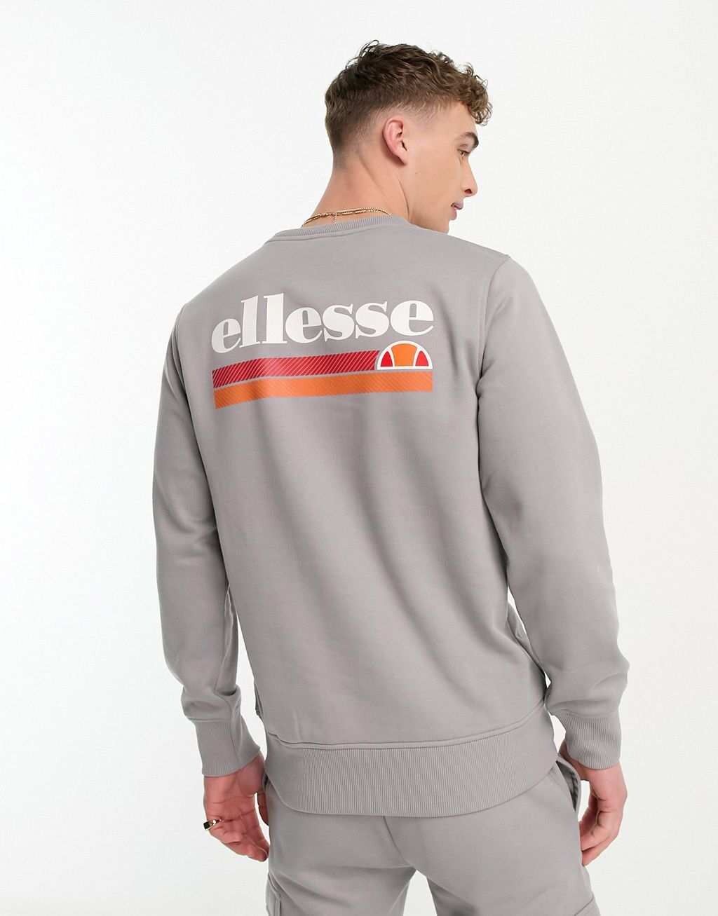 

Светло-серый свитшот с логотипом на спине ellesse Paliano