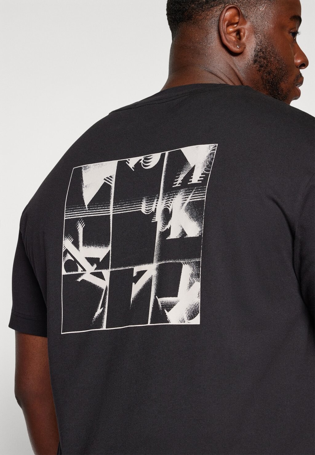 

Принт на футболке PLUS GRID MONOGRAM TEE Calvin Klein, черный