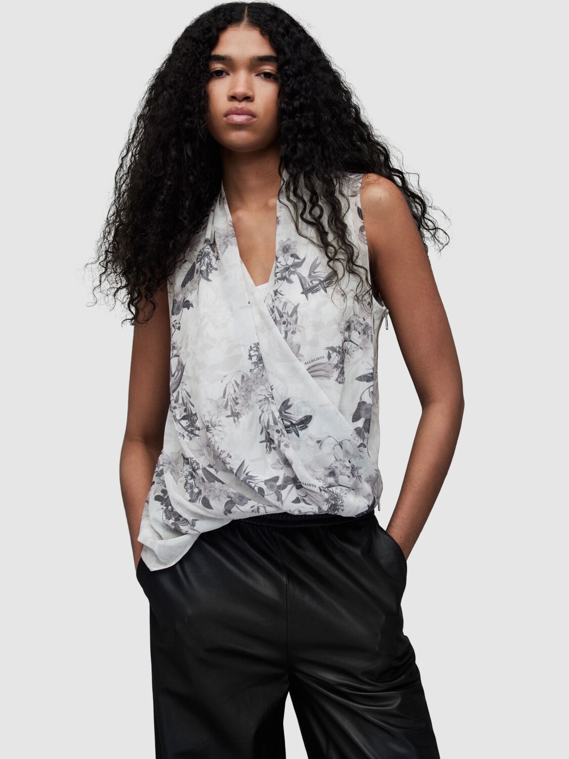 

AllSaints Abi Audrey Драпированный топ с запахом, моно-белый