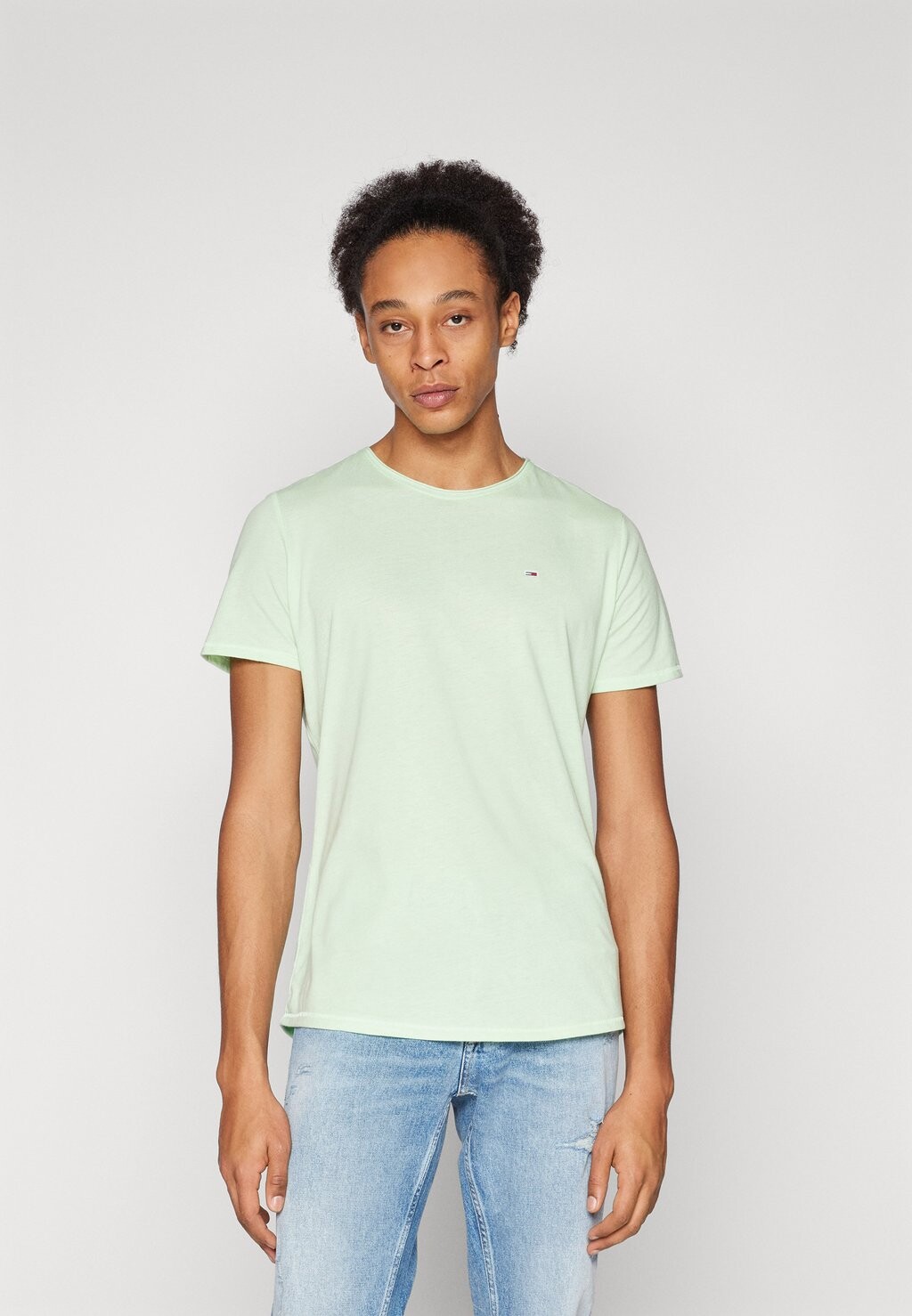 

Футболка базовая SLIM JASPER NECK Tommy Jeans, цвет opal green