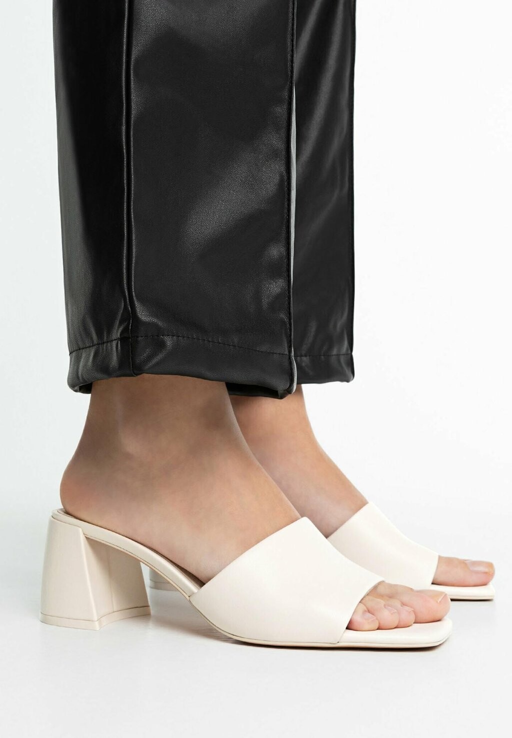 

Шлепанцы Stradivarius