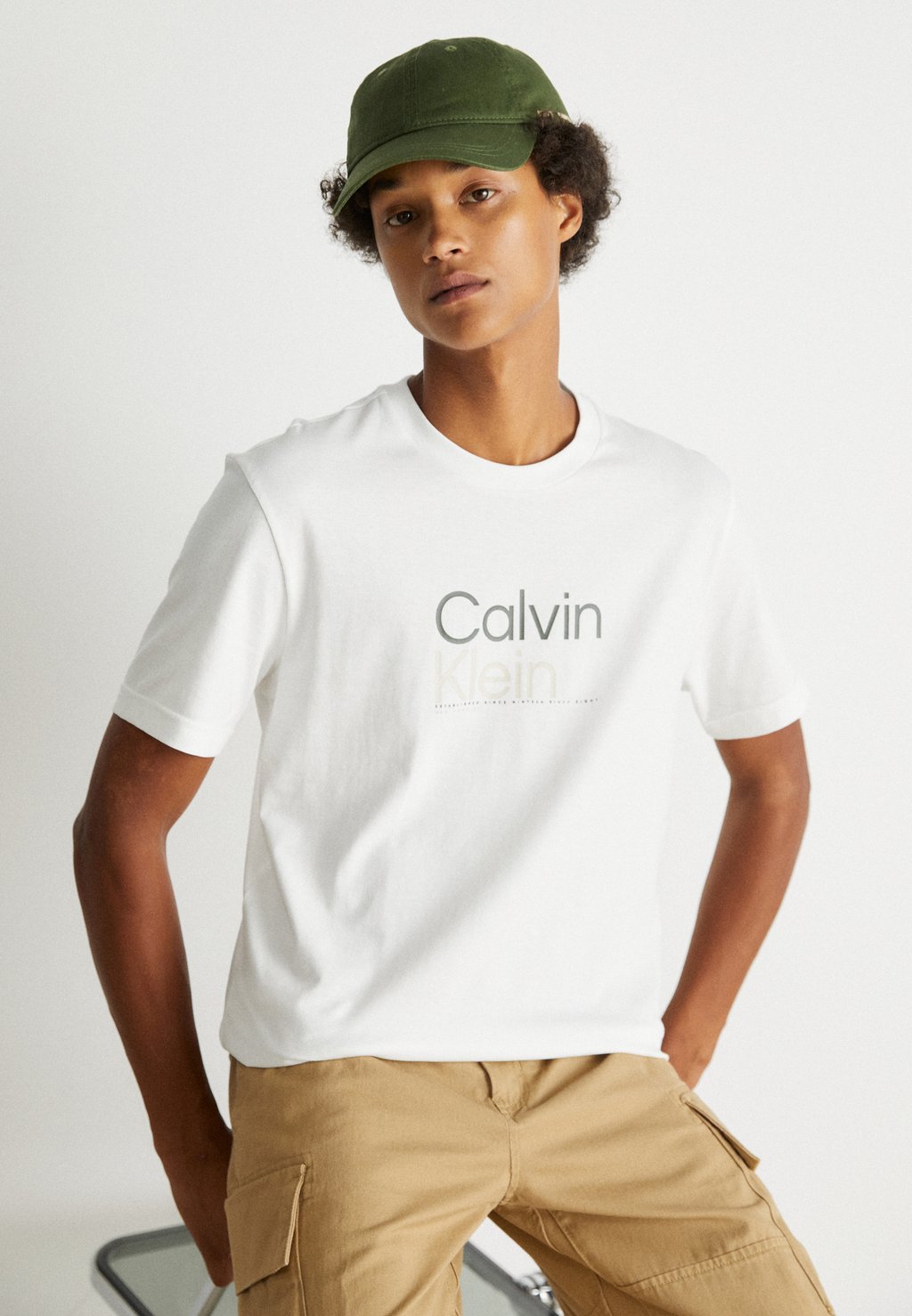 

Футболка с принтом Calvin Klein, белый