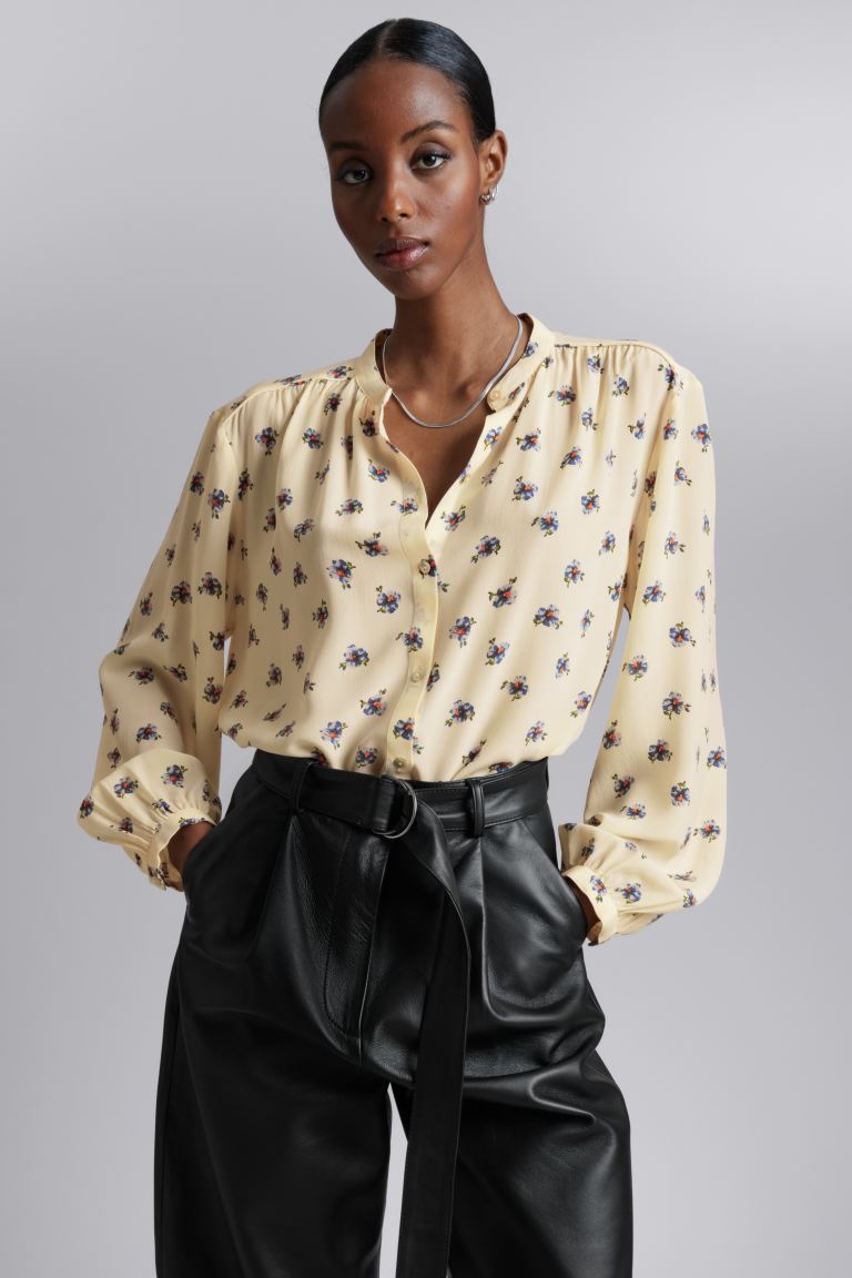 Свободная шелковая блузка и другие истории H&M, бежевый блуза yiatoti классический стиль свободный силуэт длинный рукав однотонная размер 42 44 s коричневый