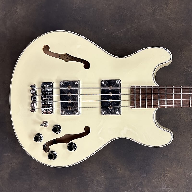 

Басс гитара Warwick Star Bass with Flight Case - High Polish White