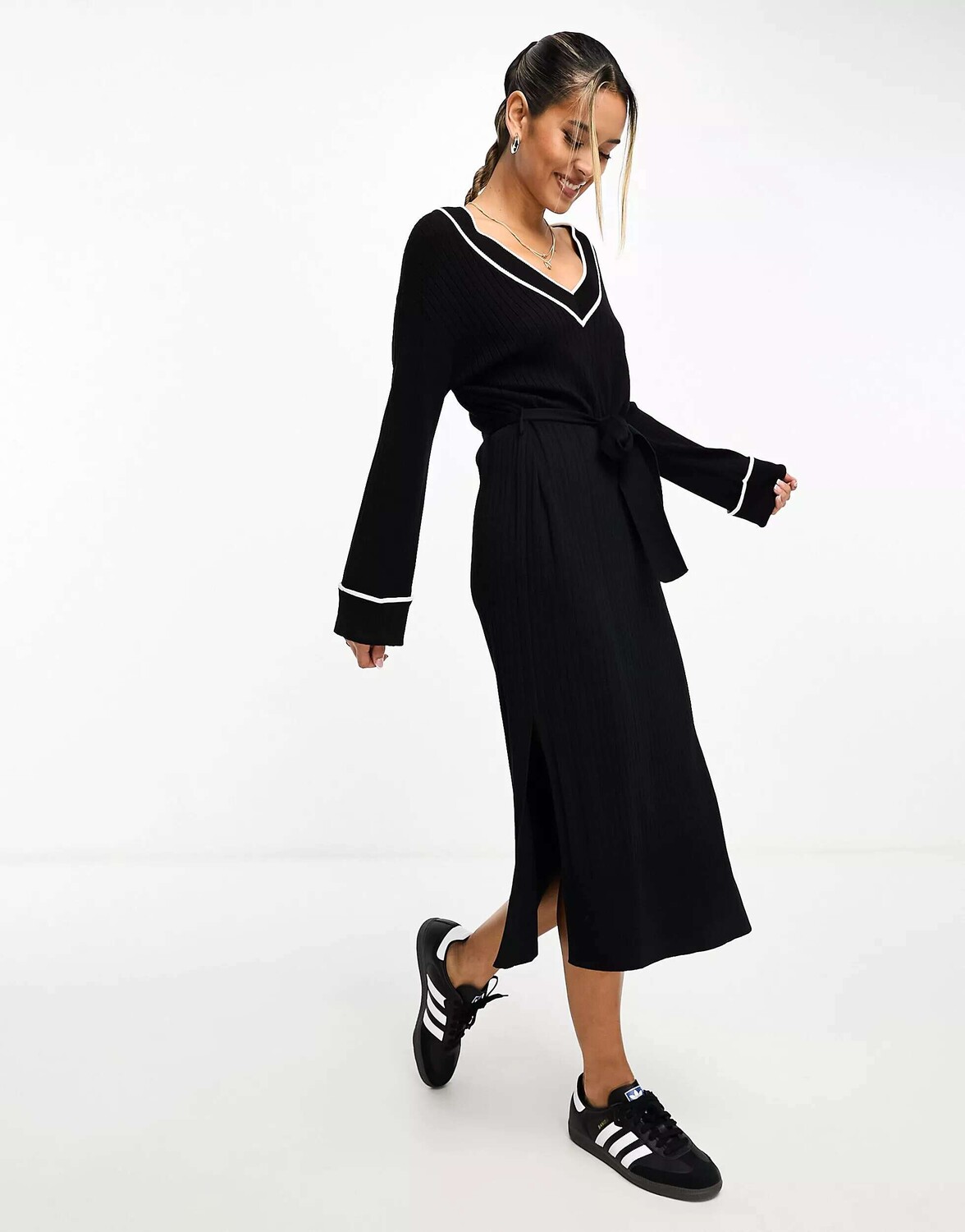 

Черное трикотажное платье миди с v-образным вырезом и завязкой на талии River Island