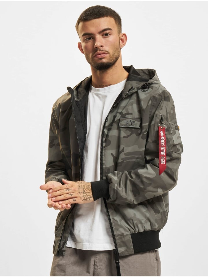 

Демисезонная куртка Alpha Industries, цвет black camo