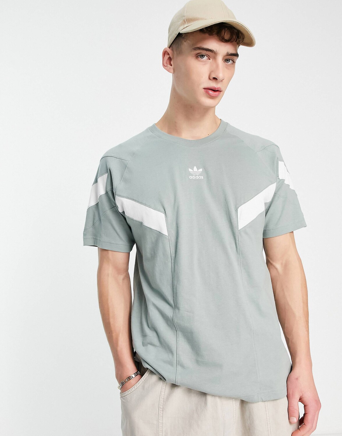 

Зеленая футболка с вырезами и шитьем adidas Originals Rekive