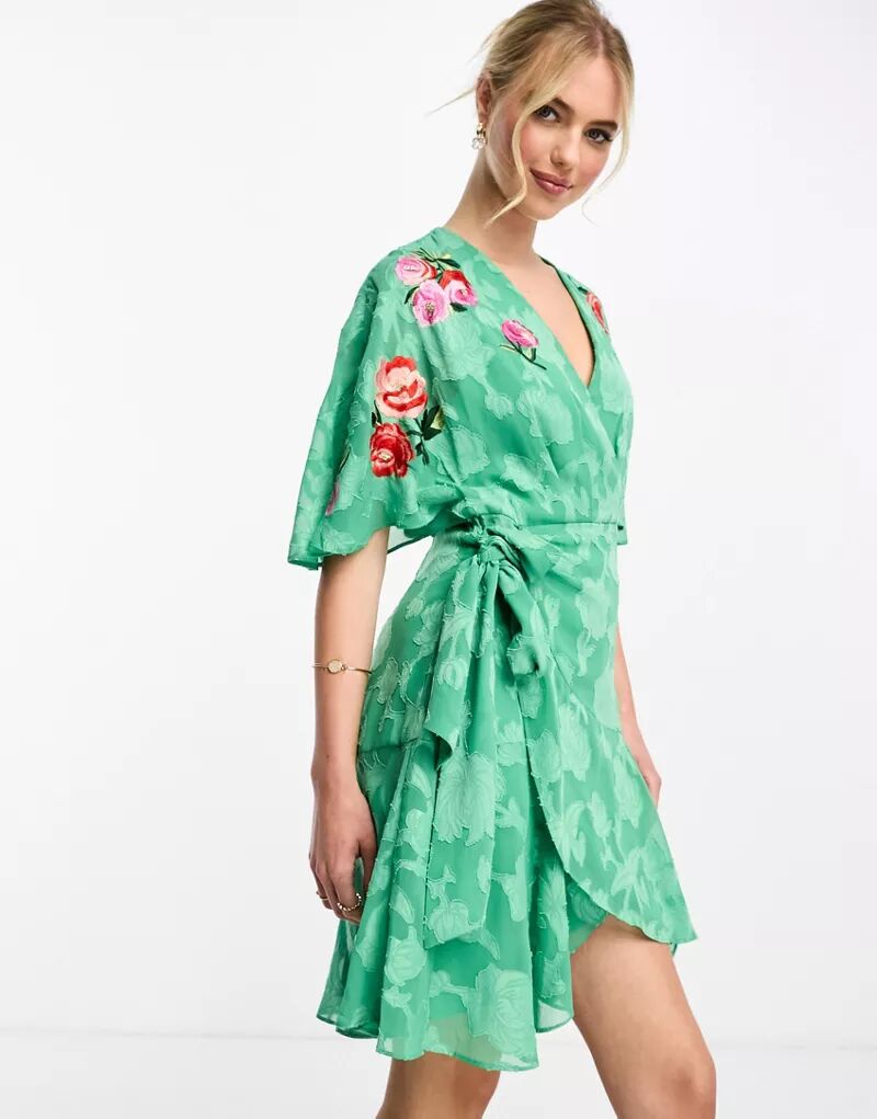 цена Зеленое мини-платье Hope & Ivy с вышивкой, пайетками и развевающимися рукавами