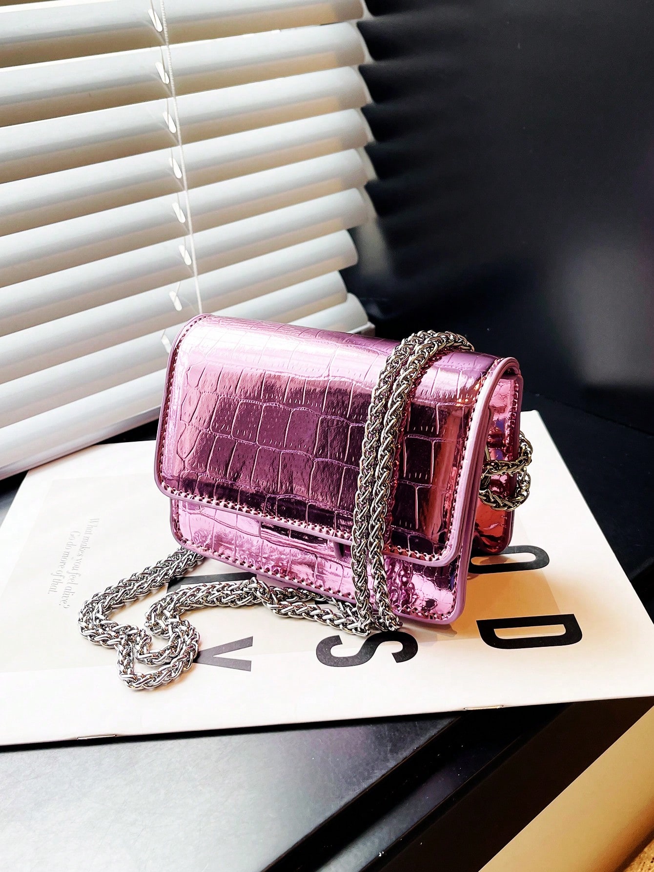 цена Мини-квадратная сумка с металлическим тиснением под крокодила, розовый