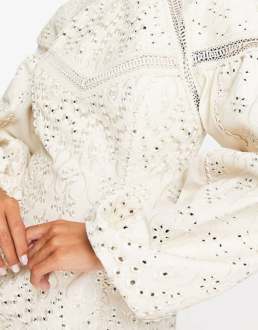 

Кремовое платье мини из искусственной ткани с кружевными вставками ASOS DESIGN