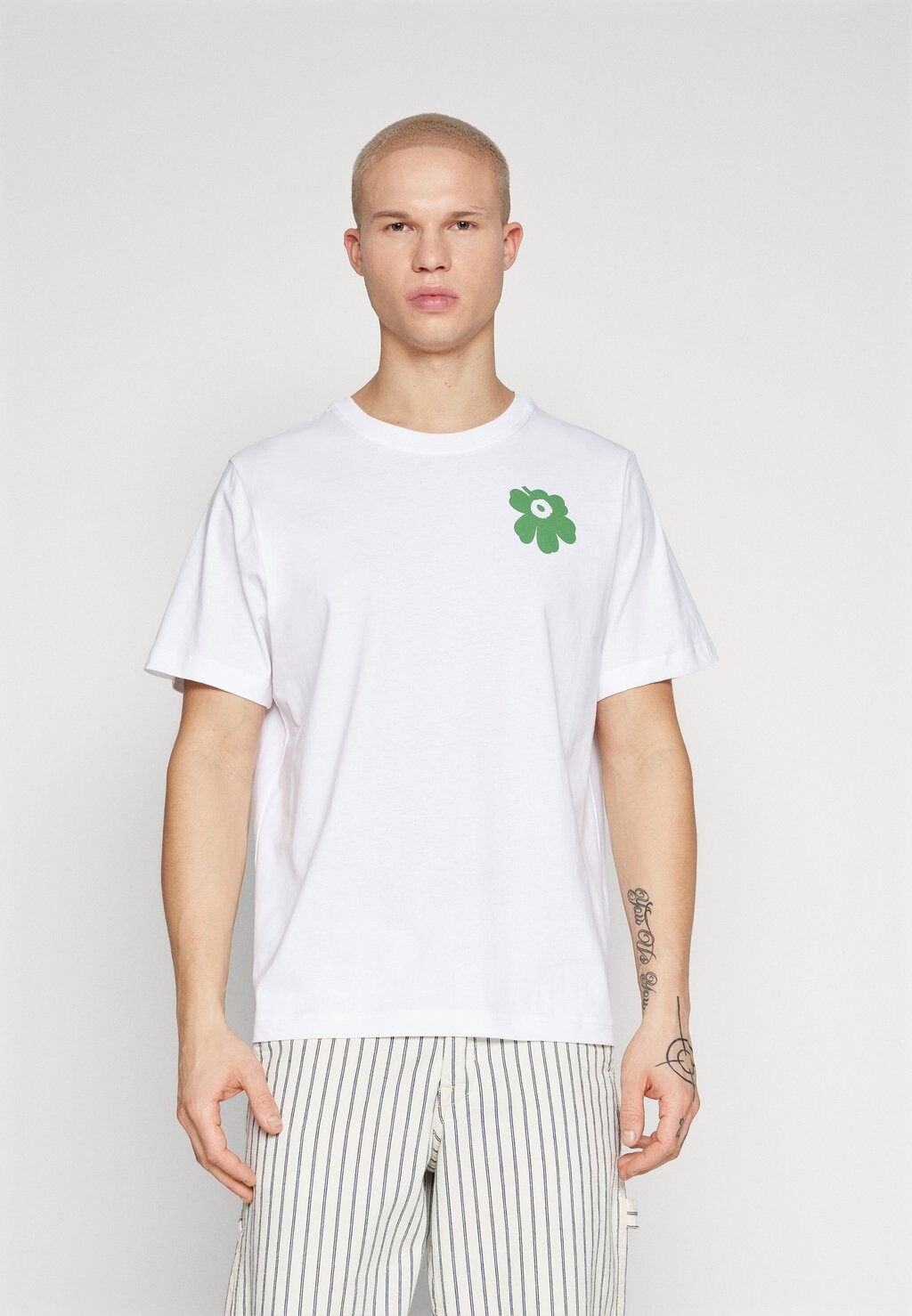 Футболка с принтом Embla Unikko Placement Unisex Marimekko, цвет off-white, green шорты off white hands off skate track green зеленый