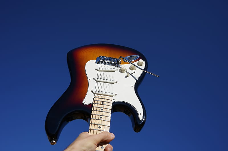 Электрогитара G&L USA Fullerton Deluxe Legacy 3-Tone Sunburst/Maple Left Handed 6-String Guitar W/ Gig Bag
