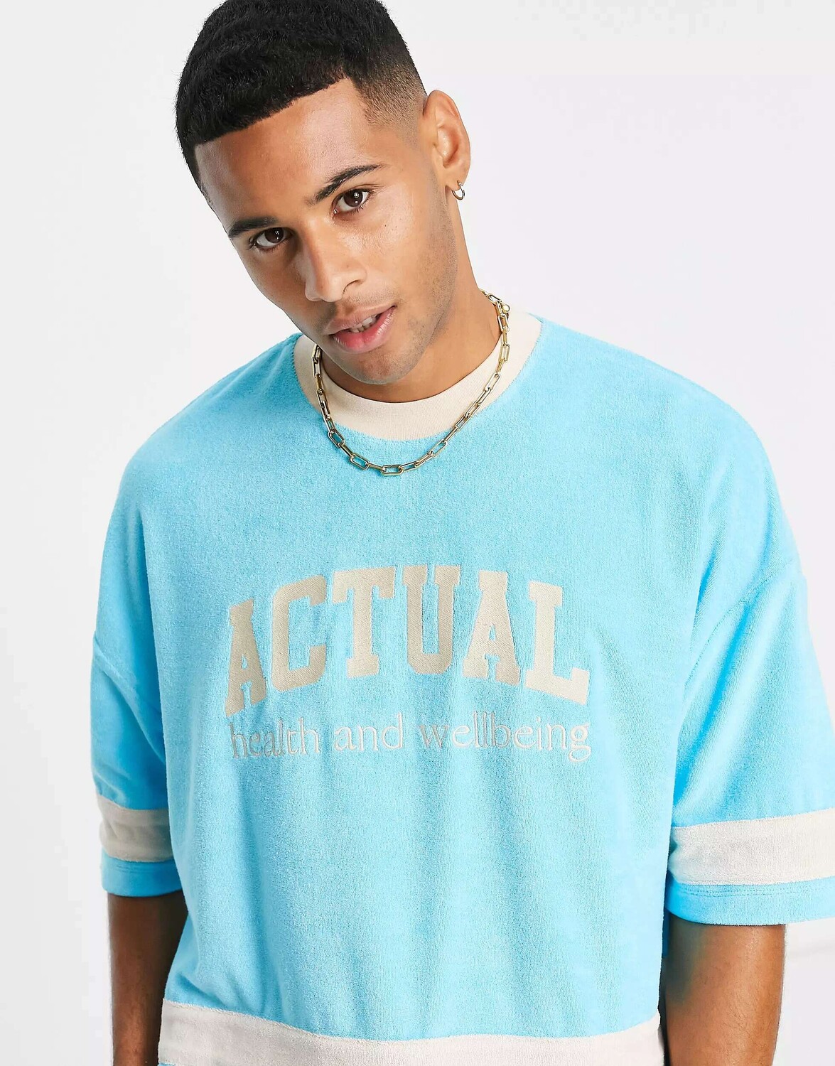 

Синяя футболка оверсайз в стиле ASOS Actual с вырезанными деталями и принтом логотипа, Синий