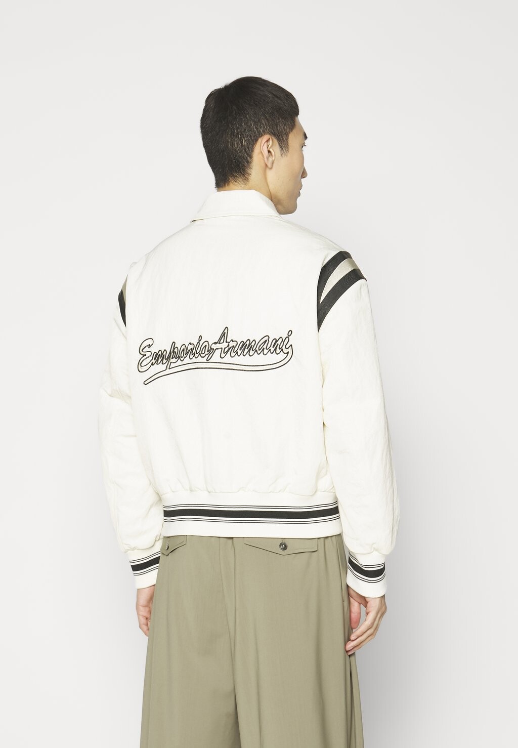 

Бомбер Chaquetas Emporio Armani, ваниль