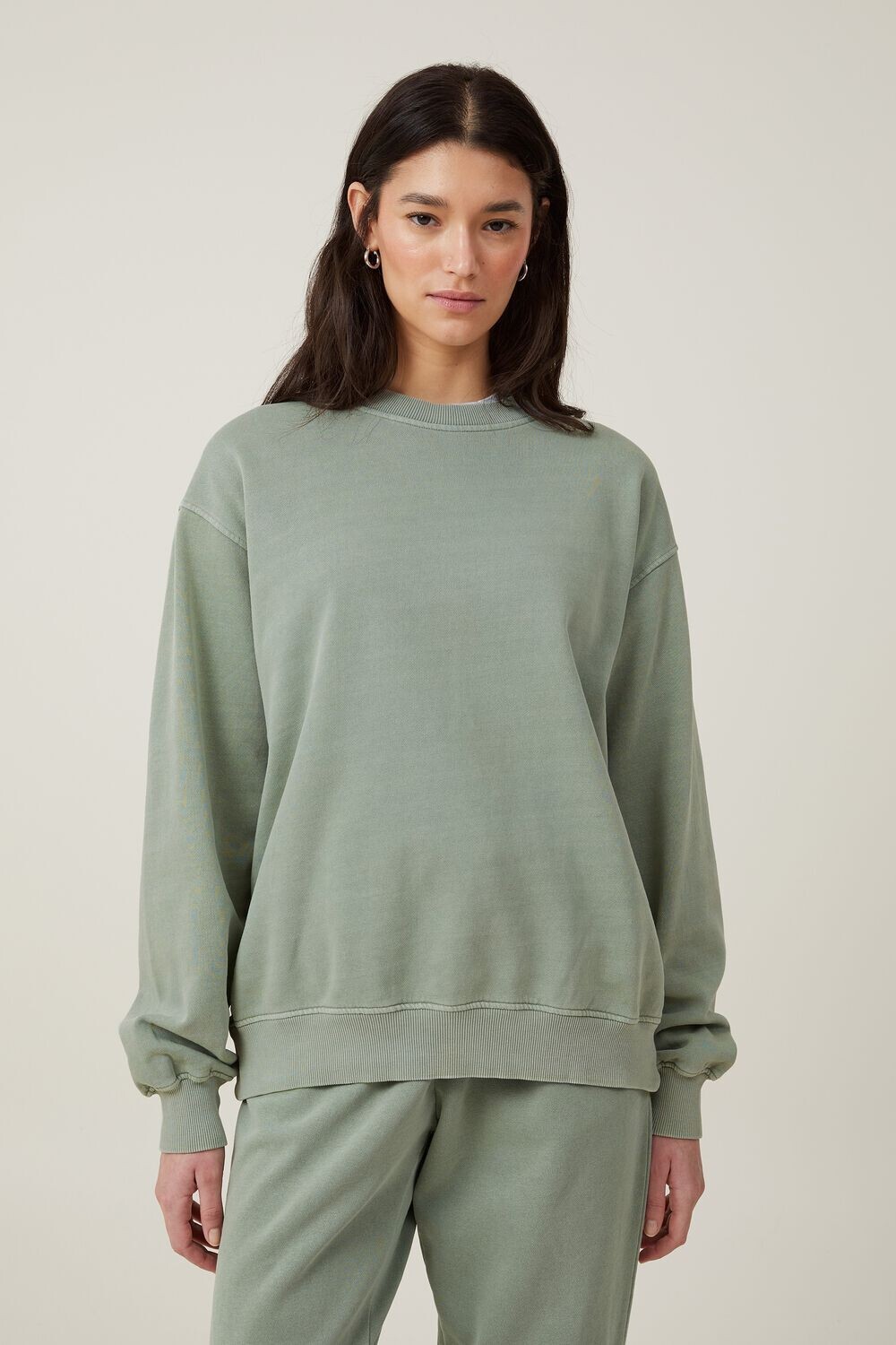 

Классический потертый свитшот с круглым вырезом Cotton On