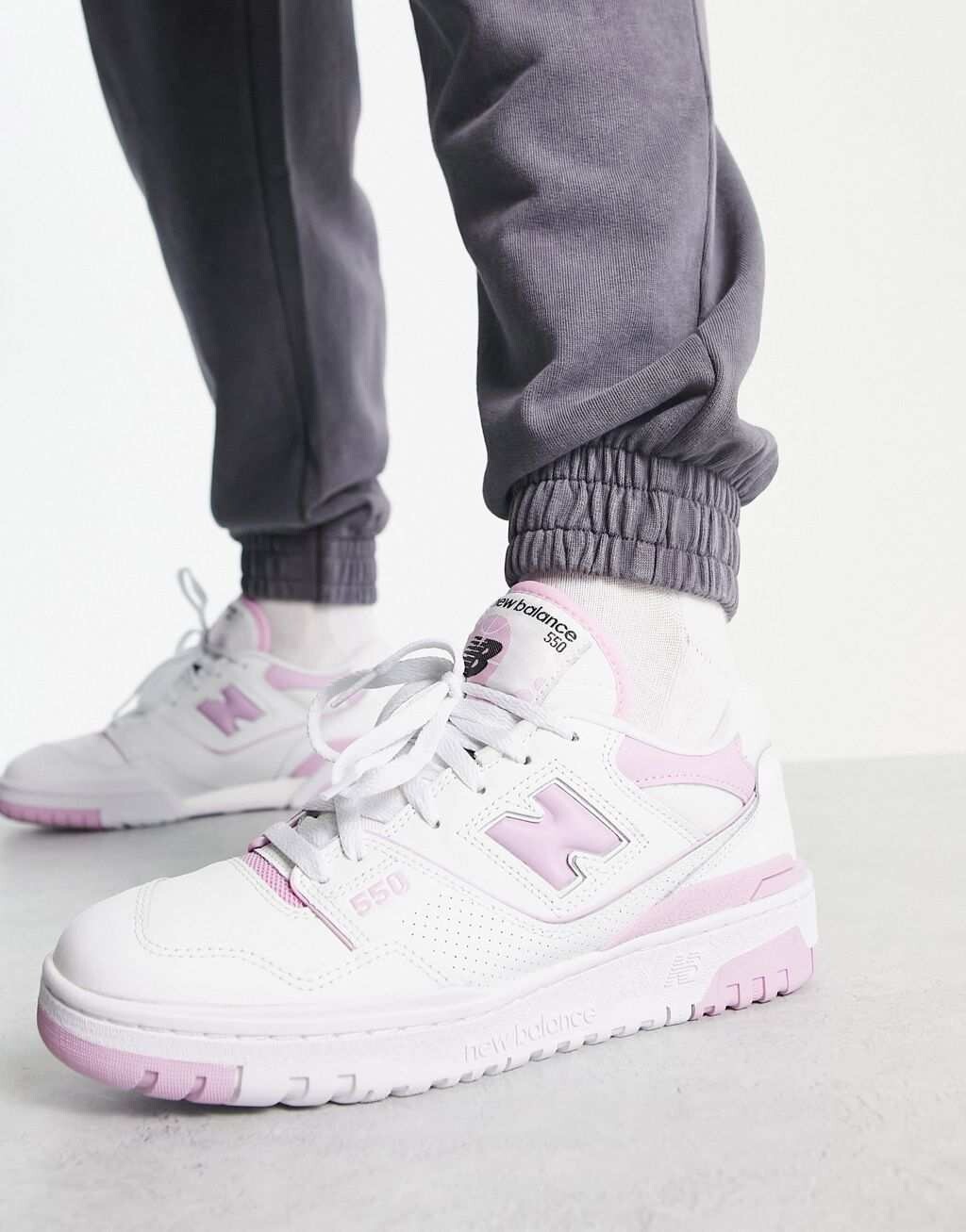 

Белые и розовые кроссовки New Balance 550