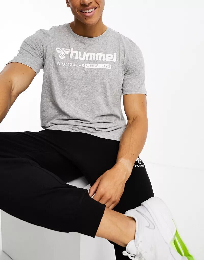 

Серая футболка Hummel с объемным логотипом и стандартным кроем