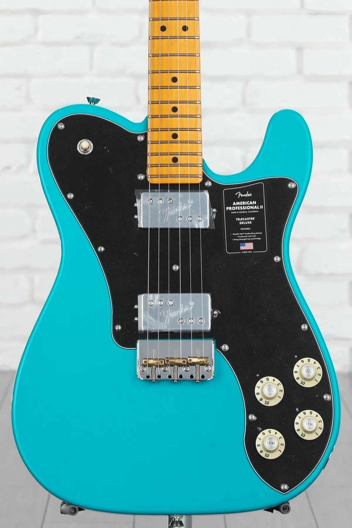 

Fender American Professional II Telecaster Deluxe — цвет Майами синий, с кленовой накладкой на гриф