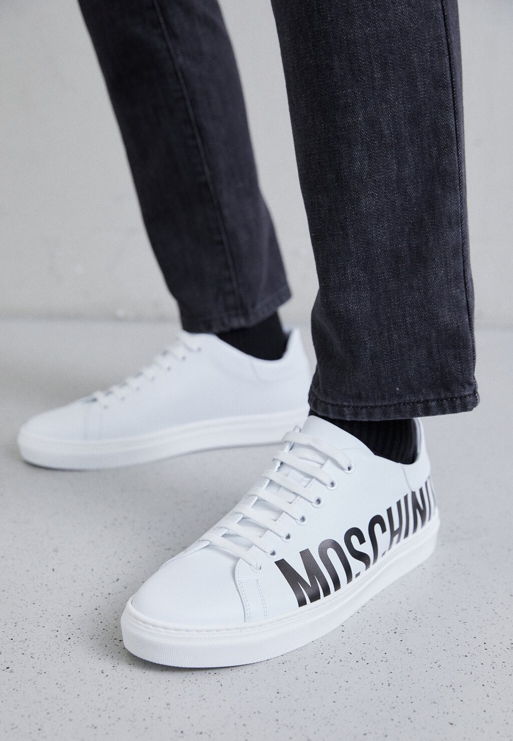 

Низкие кроссовки MOSCHINO, белые