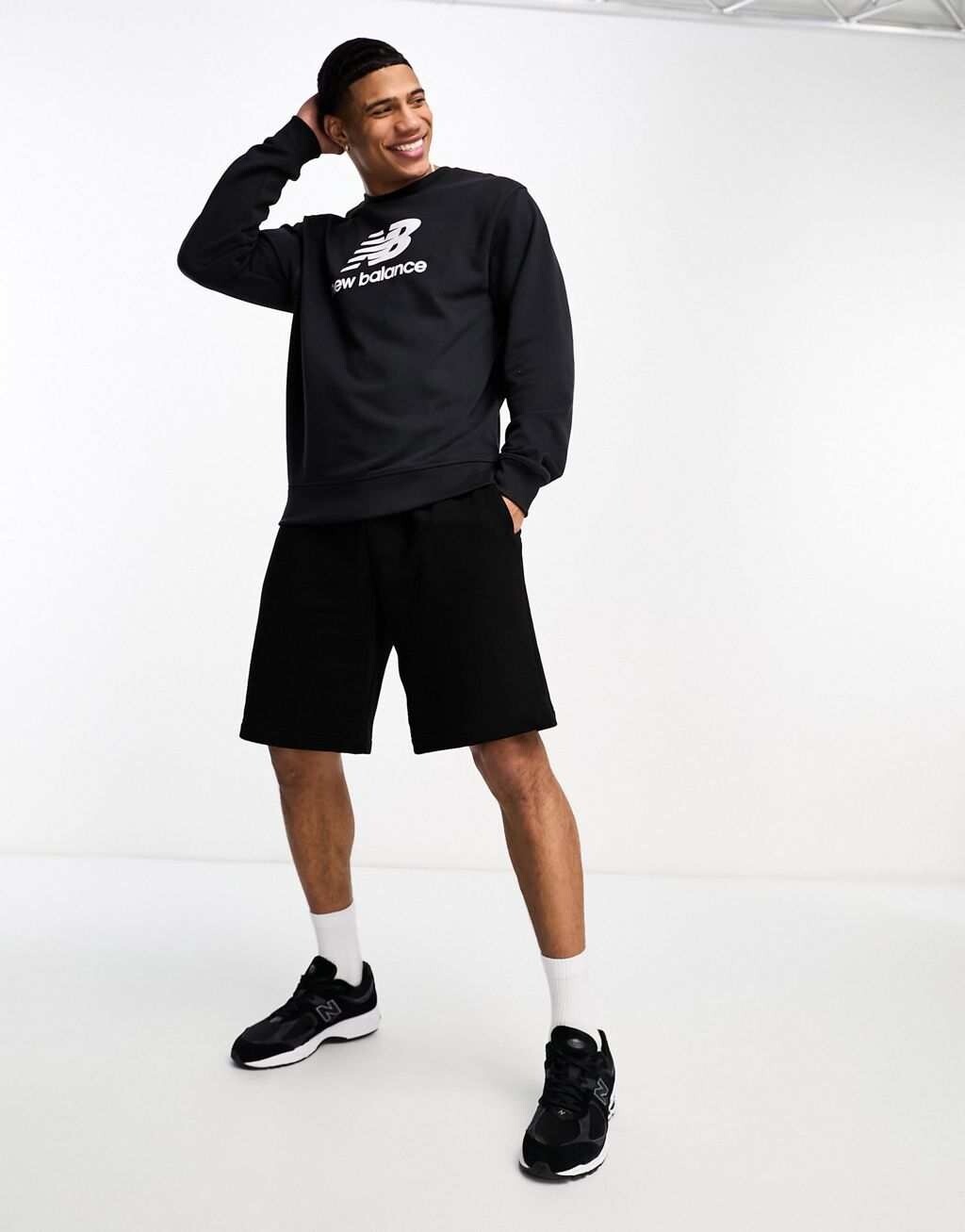

Черная флисовая футболка с логотипом New Balance Essentials, Черный