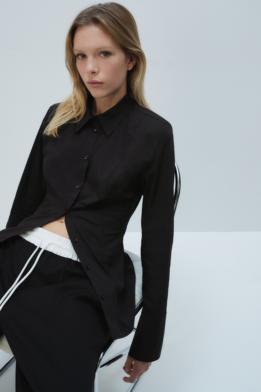 

Приталенная блузка с подплечниками H&M, черный