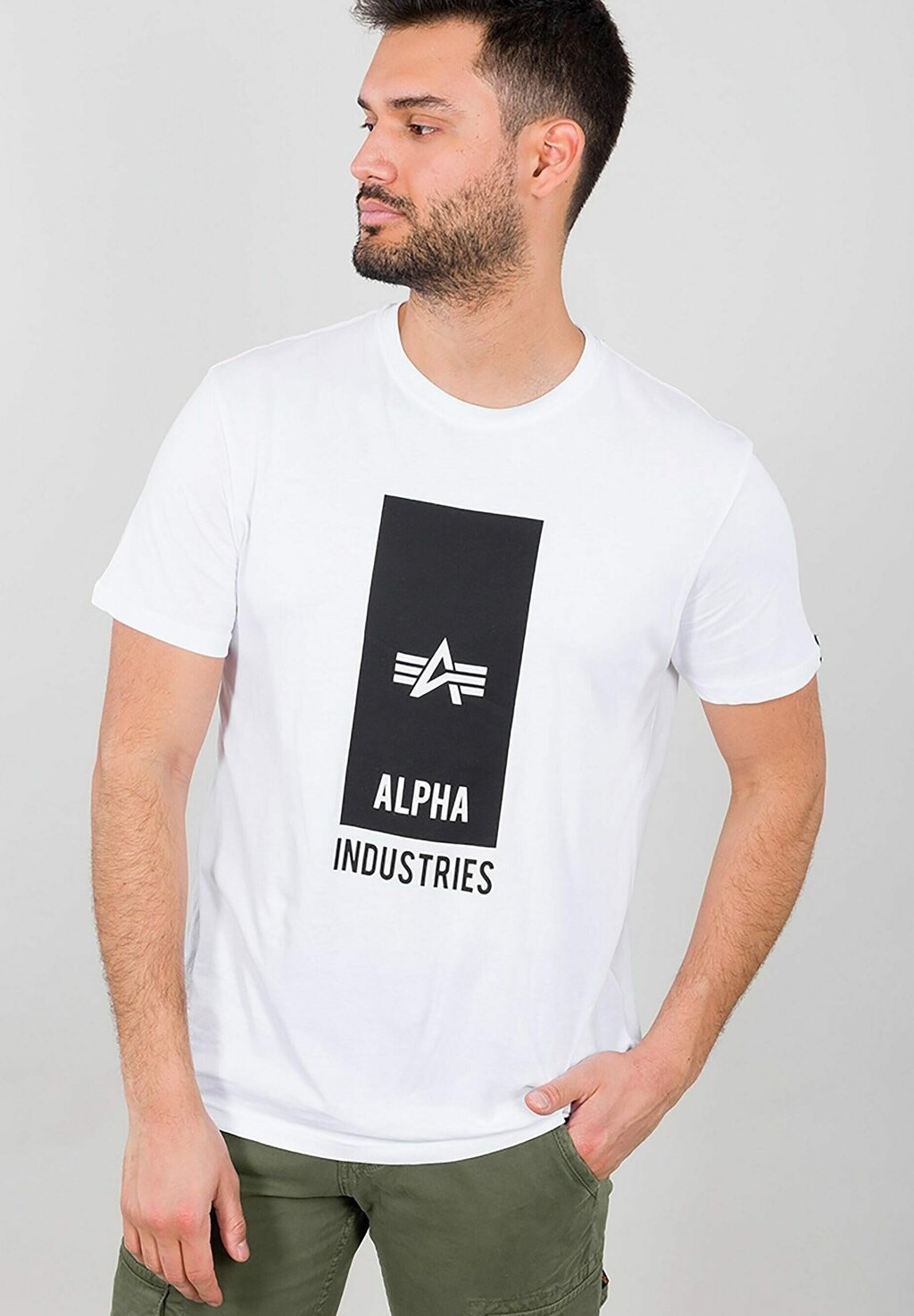 

Футболка с принтом B T Alpha Industries, белый