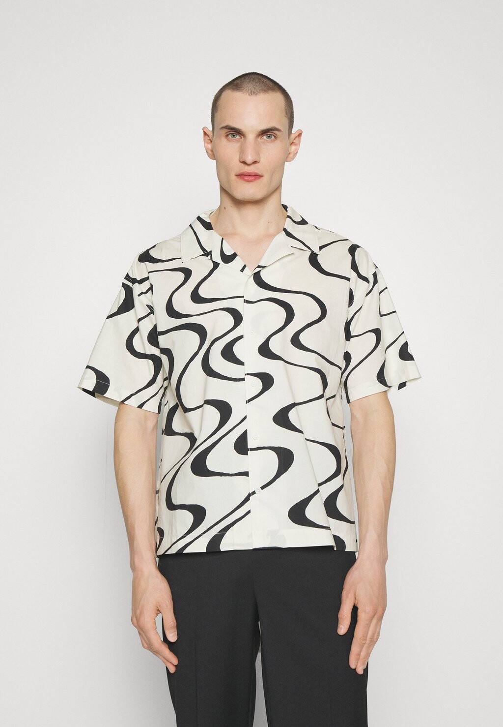 

Рубашка ABSTRACT WAVE GRAPHIC FRAME, кремовый