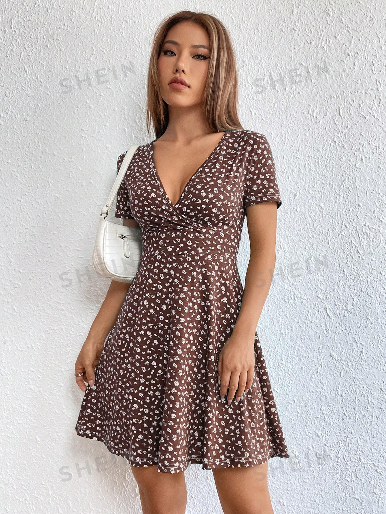 цена SHEIN EZwear Женское платье с глубоким v-образным вырезом и короткими рукавами с принтом, кофейный коричневый