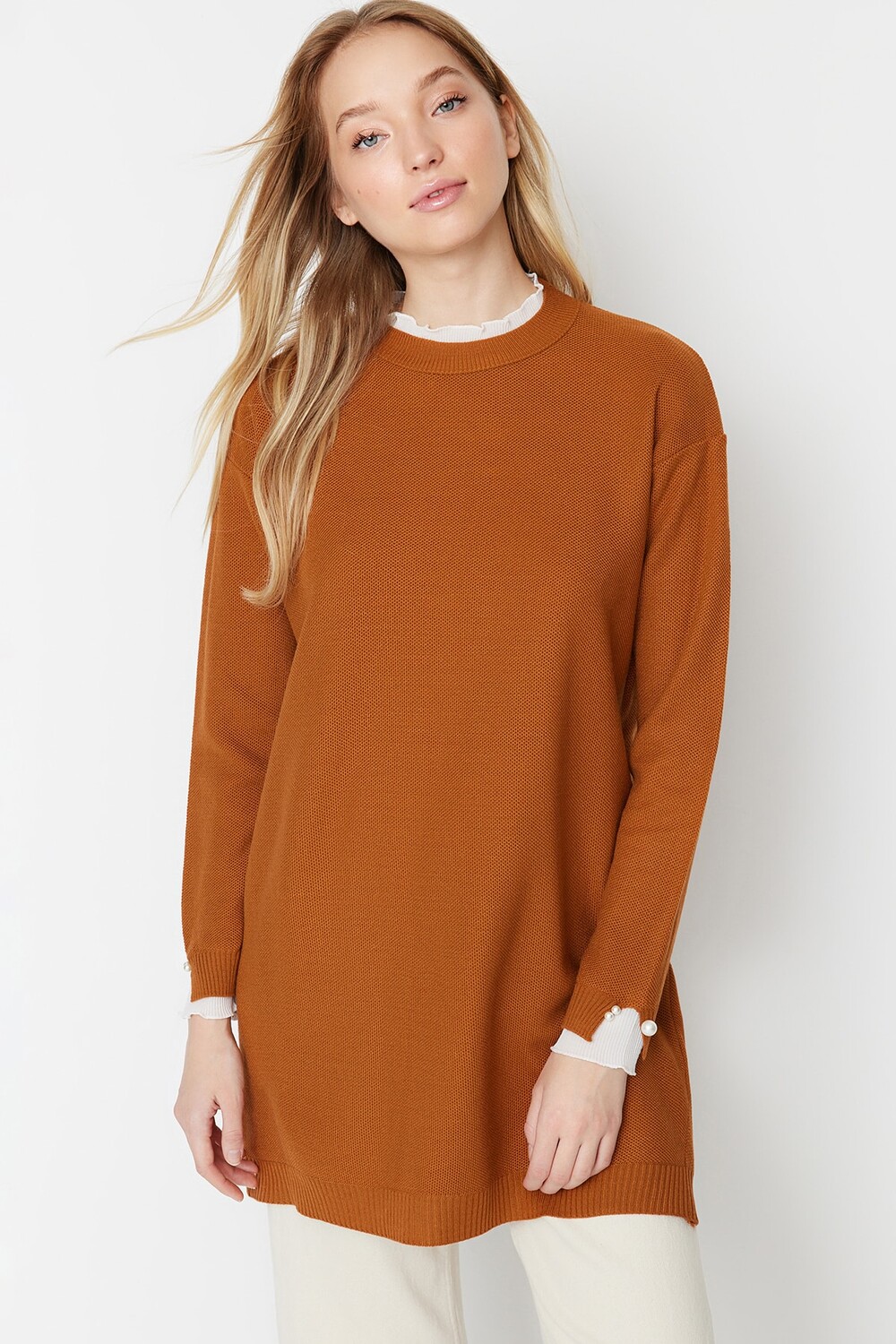

Трикотажный свитер с рукавами плитки и жемчугом Trendyol Modest, коричневый