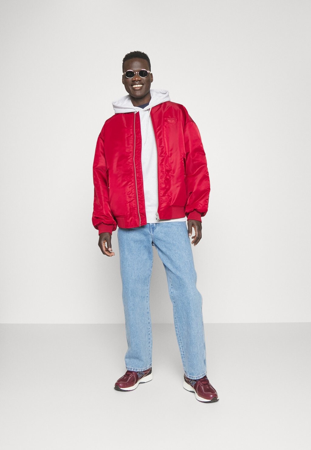 

Куртка Tommy Jeans ТОНАЛЬНАЯ АППЛИКАЦИЯ, красный