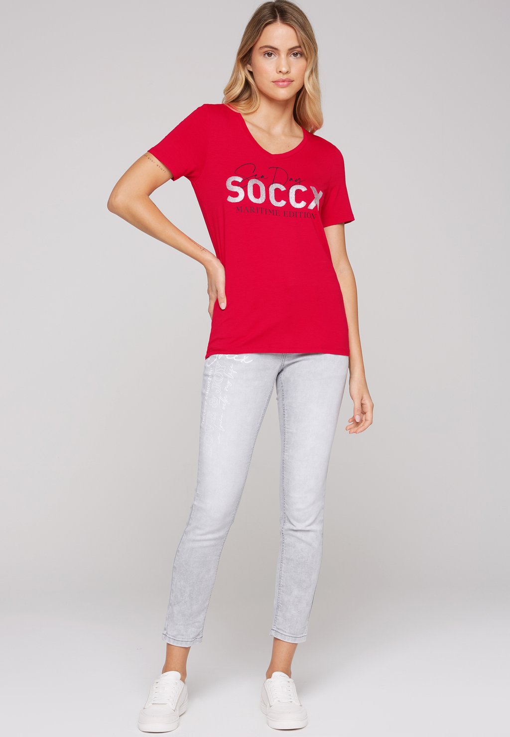 Футболка с принтом MIT V-AUSSCHNITT Soccx, цвет clear red рубашка с длинными рукавами strukturiertes rundhals mit wording soccx цвет clear red