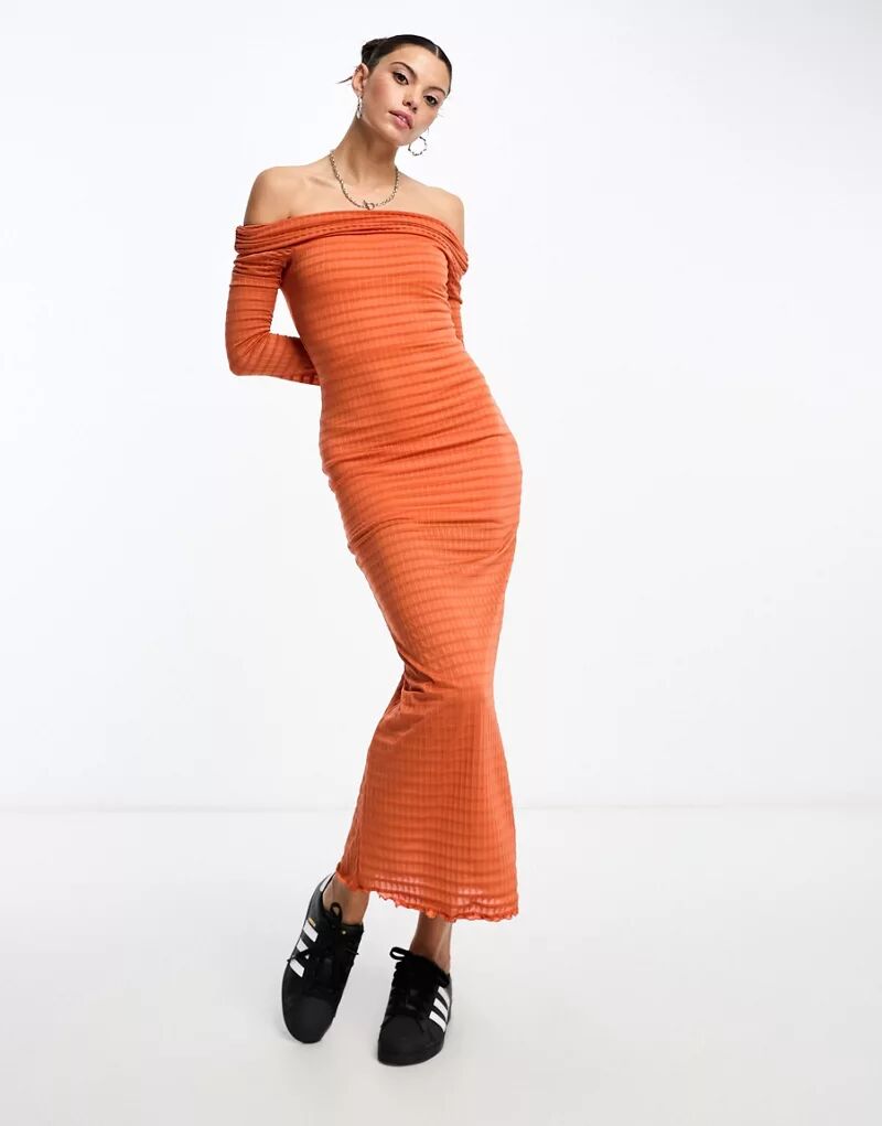 Оранжевое структурированное платье макси с вырезом кармен COLLUSION серое платье макси с вырезом collusion