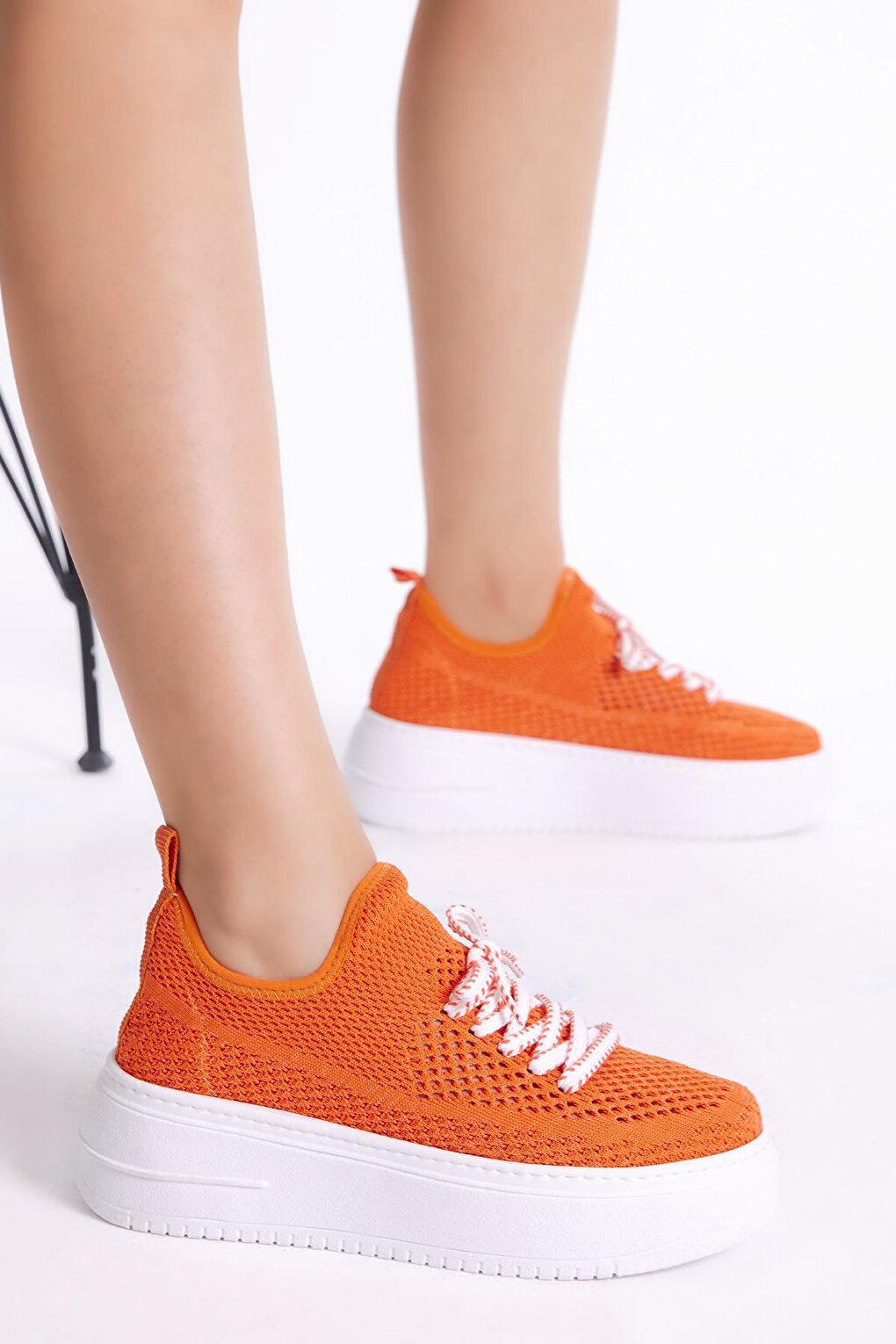 цена Женские оранжевые удобные трикотажные кроссовки на высокой подошве на шнуровке TONNY BLACK