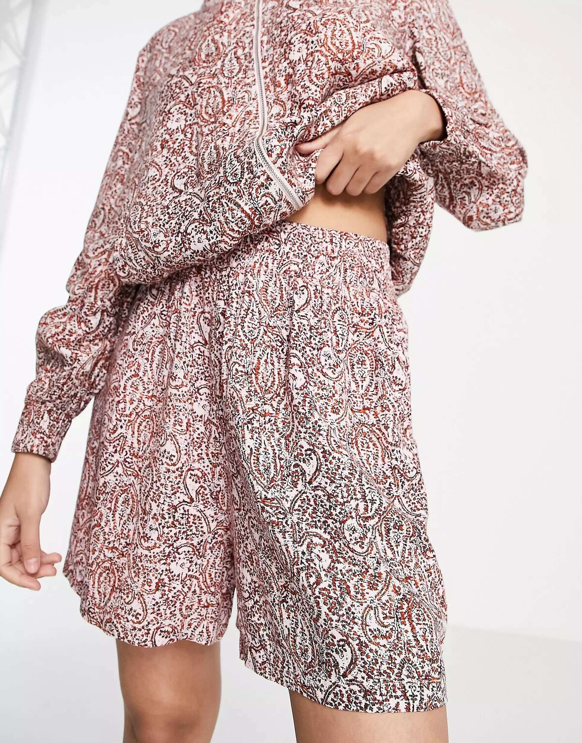 

Короткие комбинезоны с принтом пейсли Vero Moda Aware