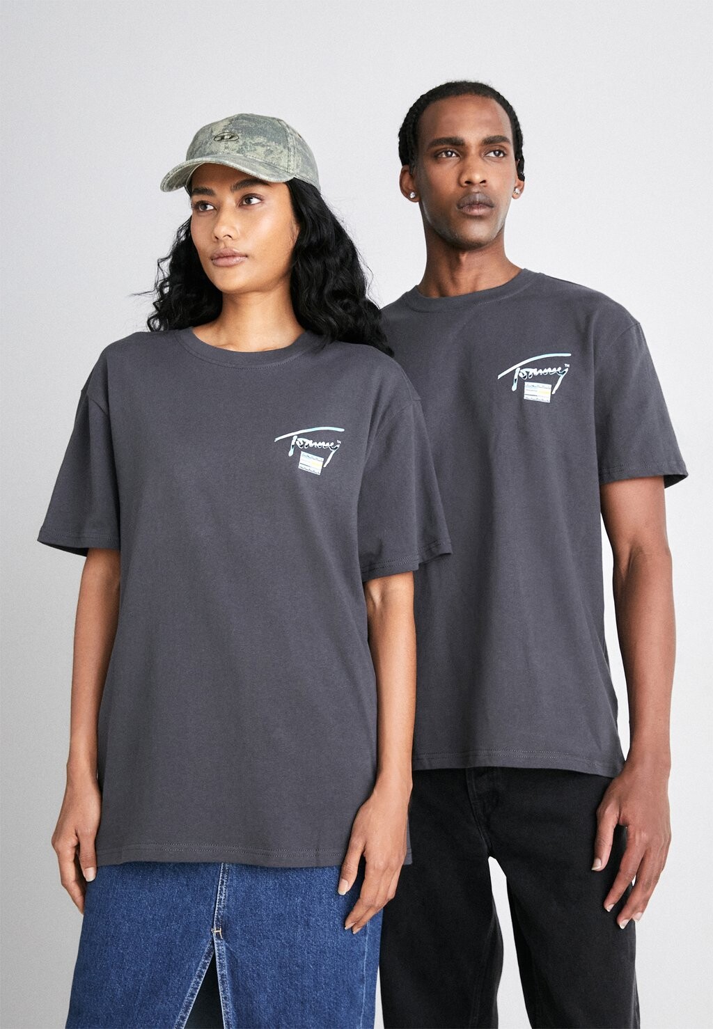 

Футболка с принтом ФУТБОЛКА УНИСЕКС Tommy Jeans, новый уголь